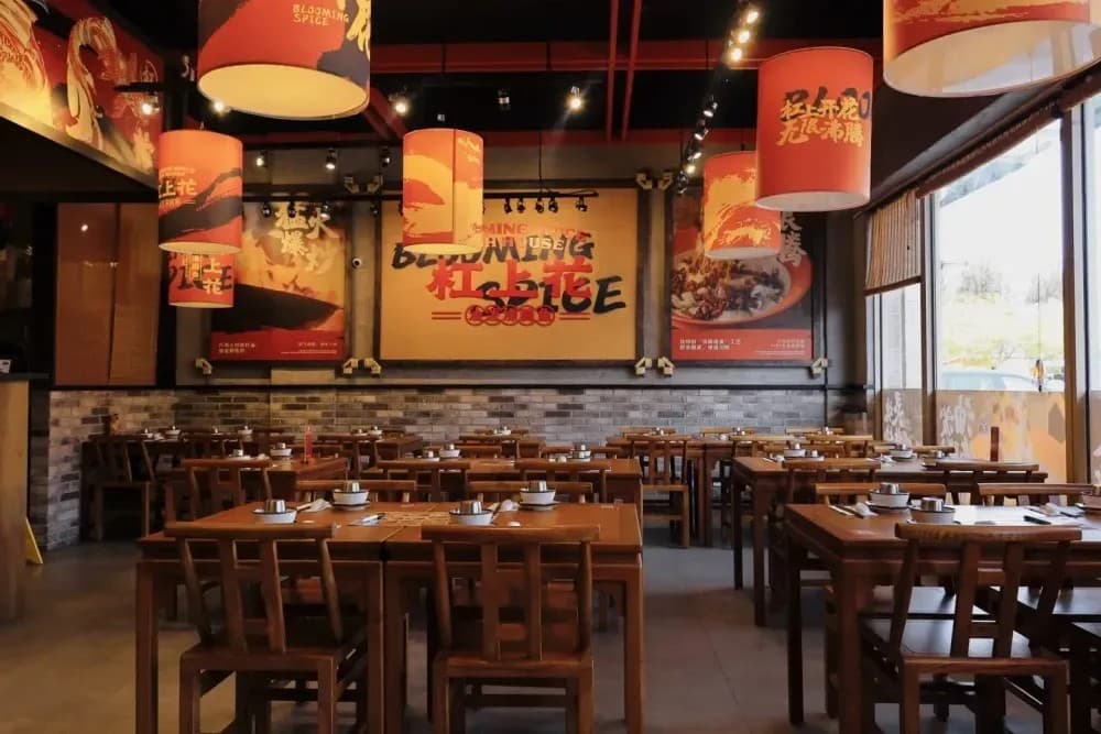 开工前,团队要先看清现场条件、材料要求,也要理解餐厅以后每天会怎么运营。