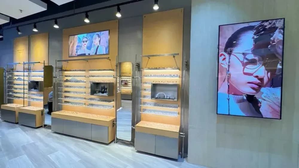 产品墙、灯光和展示高度要一起规划,商品才会既容易被看见,也容易被销售。
